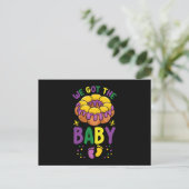 Wir Got die Baby Mardi Gras Schwangerschaft Ankünd Postkarte (Stehend Vorderseite)