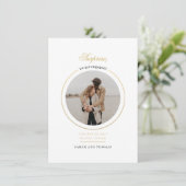 Wir Got eine Verlobte, moderne Foto-Engagement-Par Einladung (Stehend Vorderseite)