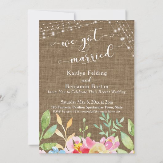 Wir Got Verheiratet auf Burlap mit Blume & Lights Einladung (Vorderseite)