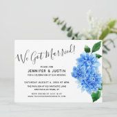 Wir Got Verheiratet! Blue Watercolor Dahlia Blume Einladung (Stehend Vorderseite)