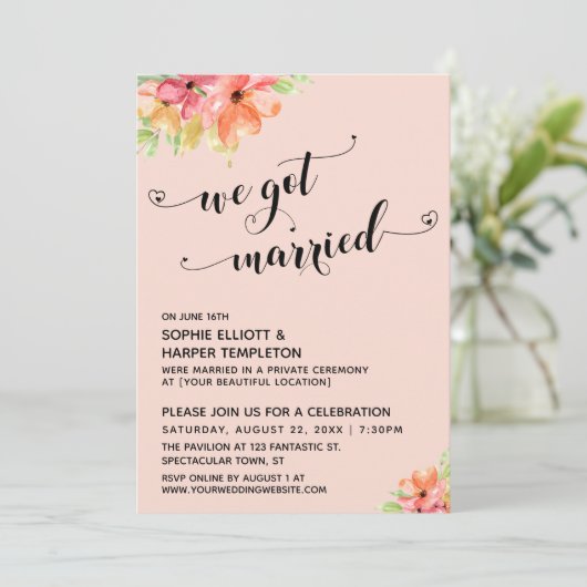 Wir Got Verheiratet Hearts Script Blush Florals Einladung (Stehend Vorderseite)