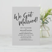 Wir Got Verheiratet! Lässig leichter Grau Einfache Einladung (Stehend Vorderseite)