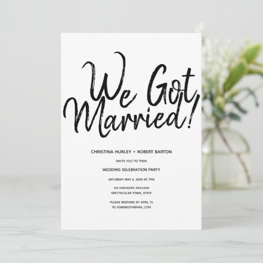 "Wir Got Verheiratet!" Lässige Script-Hochzeitsemp Einladung (Stehend Vorderseite)