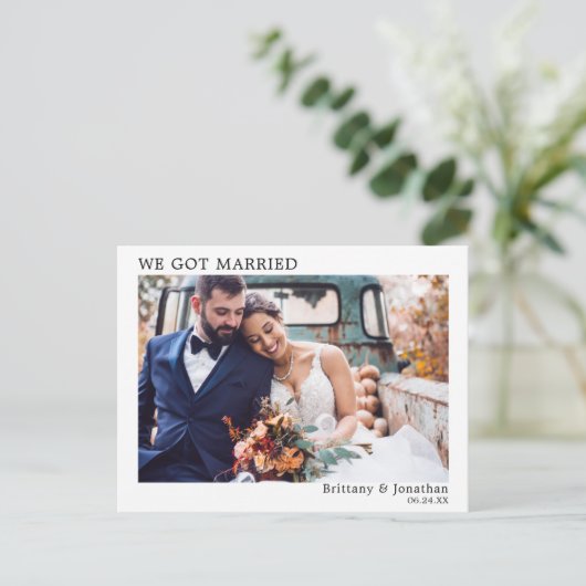 Wir Got Verheiratet modern Minimalistisch einfach Postkarte (Stehend Vorderseite)