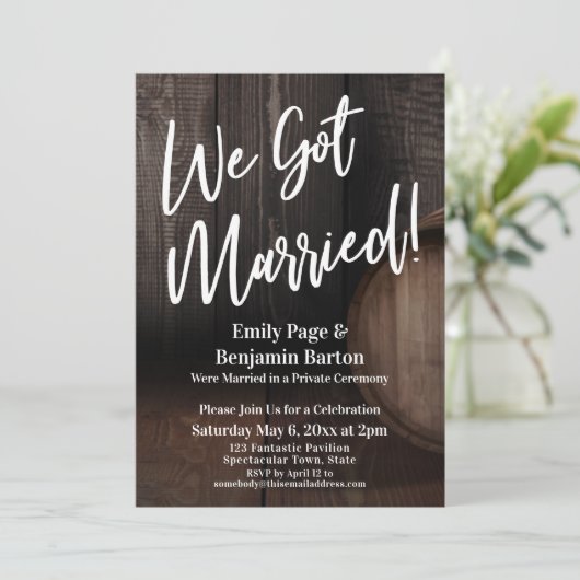 Wir Got Verheiratet! Rustikaler Empfang aus Holz Einladung (Stehend Vorderseite)