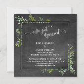 Wir Got Verheiratet Script Greenery Bouquet Chalkb Einladung (Vorderseite)