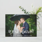 Wir Got Verheiratete Brush Script-Feier Einladung (Stehend Vorderseite)