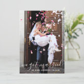 Wir Got Verheiratete moderne Script Foto Card Dankeskarte (Stehend Vorderseite)