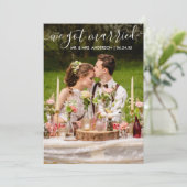 Wir Got Verheiratete, moderne, trendige Script Fot Dankeskarte (Stehend Vorderseite)