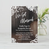 Wir Got Verheiratete rustikale Holzhacken Blume Einladung (Stehend Vorderseite)