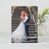 Wir Got Verheiratetes, modernes Pinselskript-Foto Ankündigung (Stehend Vorderseite)