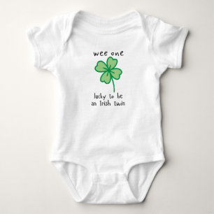 Wir haben das Glück, ein irischer Zwillingsanzug z Baby Strampler