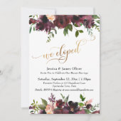 Wir haben Deep Red Burgundy Floral Gold Script Einladung (Vorderseite)