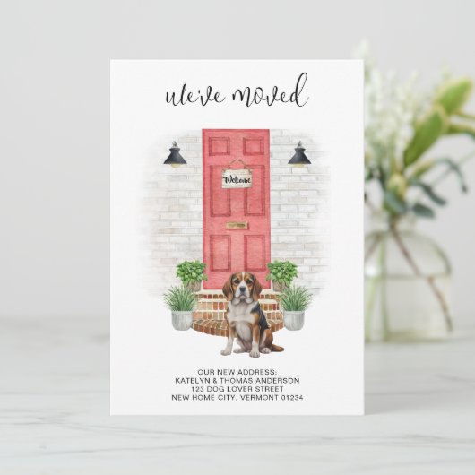 Wir haben den Beagle an der roten Tür verschoben Ankündigung (Stehend Vorderseite)