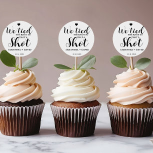 Wir haben den Knoten gebunden. Trink einen Schluck Runder Aufkleber