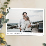 Wir haben den Knoten getippt! Hochzeit des moderne Ankündigung<br><div class="desc">Dieses einfache, elegante, moderne Foto Hochzeitsankündigung flache Vorlage zeigt Ihre Namen und Details unter Ihrem Foto. Wir haben abgerundete Ecken als Standard-Form Bit, sieht es auch mit scharfen Ecken großartig aus, also versuchen Sie beide im Editiermodus zu sehen, welche Greifer Sie! Wir haben für den Text vorne ein etwas abgemildertes...</div>