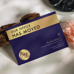 Wir haben die Adressänderung für Navy & Gold-Logos Postkarte<br><div class="desc">Lass deinen Kunden, Mitarbeitern und Lieferanten mit diesem beruflichen "We have Moved Business" Logo Postcard Design über deine neue Büroadresse. Mit seinem eleganten Blau- und Goldeffekt-Design mit klassischen Schriftart, Platz für Ihr Firmenlogo, neue Adresse, Kontaktdetails und Öffnungszeiten, ist diese moderne Postcard eine einfache Möglichkeit, Kunden und LieferantInnen über Ihre Adressänderung...</div>