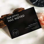 Wir haben die Ankündigung einer neuen Geschäftsadr Postkarte<br><div class="desc">Lass deinen Kunden,  Mitarbeitern und Lieferanten mit diesem beruflichen "We have Moved Business" Logo Postcard Design über deine neue Büroadresse. Mit minimalistischem Schwarz-Weiß-Design mit klassischen Schriftart,  Platz für Ihr Firmenlogo,  neue Adresse,  Kontaktdetails und Öffnungszeiten,  ist diese moderne Postcard eine einfache Möglichkeit,  Kunden und Lieferanten über Ihre Adressänderung zu informieren.</div>