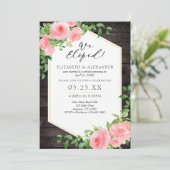 Wir haben die Hochzeitsfeier mit Holz rosa Blütenf Einladung (Stehend Vorderseite)