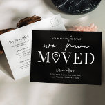 Wir haben die minimale Adressenänderung für Geschä Postkarte<br><div class="desc">Lass deinen Kunden,  Mitarbeitern und Zustellern mit diesem minimalistischen "We have Moved Business Postcard Design" über deine neue Büroadresse. Mit einem Schwarz-Weiß-Design mit trendigen Schriftart,  Platz für Ihren Firmennamen,  neue Adresse,  Kontaktdaten und Öffnungszeiten,  ist diese moderne Postcard eine einfache Möglichkeit,  Kunden und Lieferanten über Ihre Adressänderung zu informieren.</div>