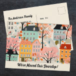 Wir haben die neue Ankündigung zur Adressverschieb Postkarte<br><div class="desc">Eine charmante,  bewegende Ankündigung von We've Moved mit einem niedlichen Dorfhausmuster. Personalisieren Sie es mit Ihrem Namen. Entworfen für Sie von BlackBerry Boulevard.</div>