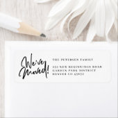 Wir haben ein einfaches Schwarz-weißes Rücksendead (Insitu)