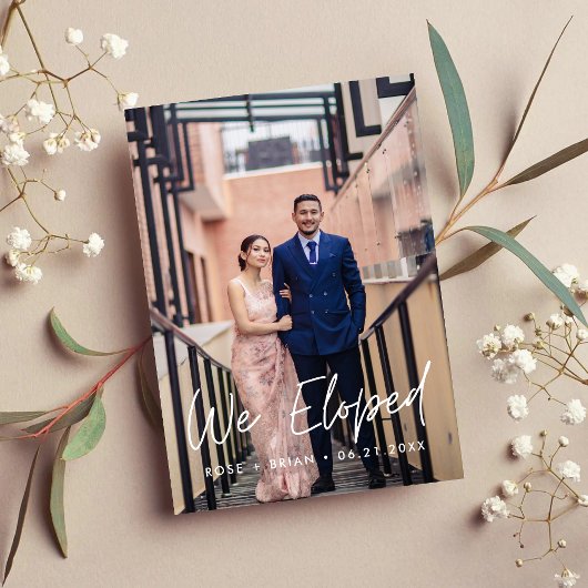 Wir haben ein minimalistisches Script-Foto für die Ankündigung