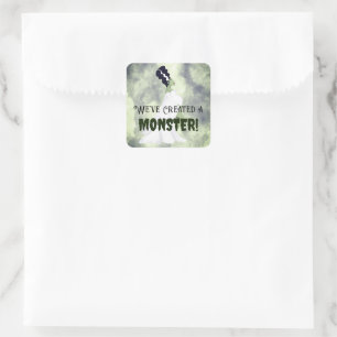 Wir haben ein Monster erschaffen! Quadratischer Aufkleber