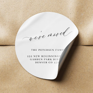 Wir haben eine Schwarz-weiße, elegante neue Adres Runder Aufkleber