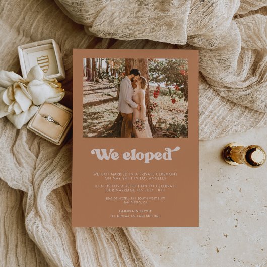 Wir haben eine stilvolle Retro-Brown-Zuckerankündi Einladung