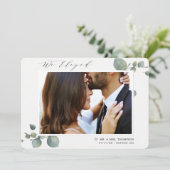 Wir haben Elegant Eukalyptus Foto Wedding Ankündigung (Stehend Vorderseite)
