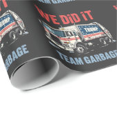 Wir haben es geschafft Team Müll Trump hat Müllwag Geschenkpapier (Rolleneckpunkt)