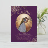 Wir haben es getan! Gold Curls Plum Lila Hochzeits Einladung (Stehend Vorderseite)