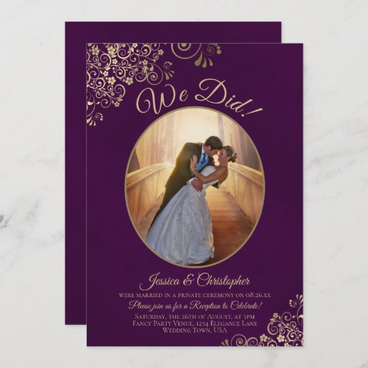 Wir haben es getan! Gold Curls Plum Lila Hochzeits Einladung (Vorne/Hinten)