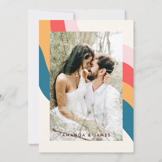 Wir haben Groovy Retro 70er Wavy Line Foto Hochzei Einladung (Rückseite)