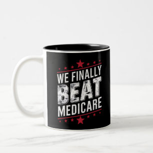 Wir haben Medicare Trump Biden Wahl endlich geschl Zweifarbige Tasse