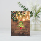 Wir haben Mistletoe, String Lights, Holz, Pine Tre Ankündigungspostkarte (Stehend Vorderseite)