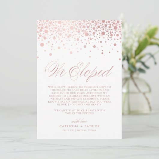 Wir haben Rose Gold Foil Confetti White Wedding Ankündigung (Stehend Vorderseite)