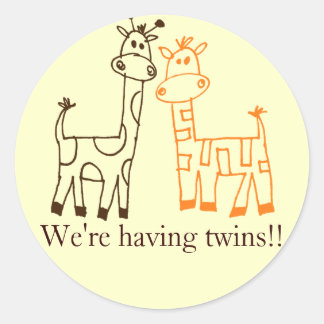 "Wir haben Twins!" Twin Giraffes Runder Aufkleber