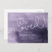 Wir haben uns bewegt! Lila, handgeschriebene neue  Ankündigungspostkarte (Vorne/Hinten)