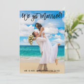 Wir haben Verheiratete Brush Script Celebration Ei Ankündigung (Stehend Vorderseite)