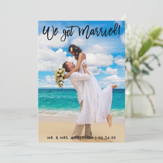 Wir haben Verheiratete Brush Script Celebration Ei Ankündigung (Stehend Vorderseite)