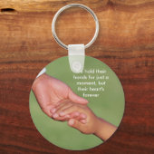 Wir halten ihre Hände für einen Moment, ... Schlüsselanhänger (Vorderseite)