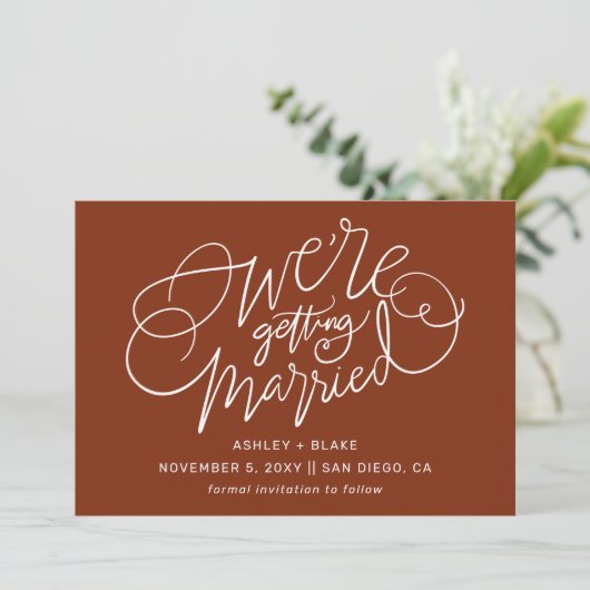 Wir heiraten Rust Simple Calligraphy Save The Date (Stehend Vorderseite)