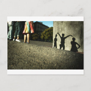 Wir jubeln, tanzen, wir handeln verrückt postkarte