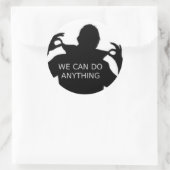 Wir können alles tun runder aufkleber (Tasche)