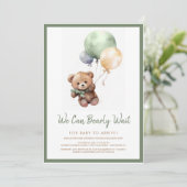 Wir können frühes Warten Teddy Bear Balloon Baby D Einladung (Stehend Vorderseite)
