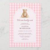 Wir können kaum warten Pink Gingham Baby Shower Einladung (Vorderseite)