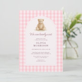 Wir können kaum warten Pink Gingham Baby Shower Einladung (Stehend Vorderseite)