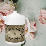 Wir leben in High Cotton" Südliches Sprichwort<br><div class="desc">"Wir leben in High Cotton", ein geliebter Ausdruck im Süden, der Wohlstand und Glück symbolisiert. Dieses Teekanne mit zarten Blumenakzenten vor einem Hintergrund aus der alten Welt ist perfekt für süßen Tee, Kräutermischungen oder Ihre Lieblings-Gemüsegärung. Ob für den täglichen Gebrauch oder als dekorativer Akzent im Bauernhaus, diese Teekanne bringt eine...</div>
